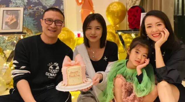 章子怡|章子怡带女儿滑雪，醒醒头顶快到妈妈肩膀，腿长脚长运动天赋高