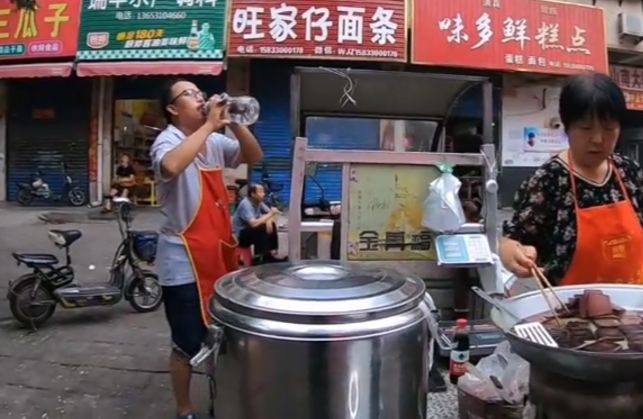 范师傅探店 邯郸老爷子，靠一桶水摆摊儿，5元一碗，吃着过瘾