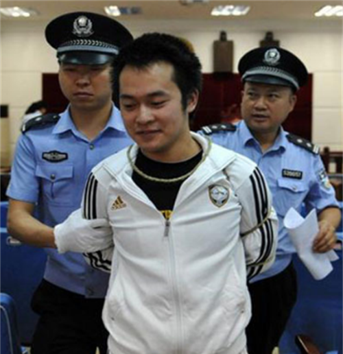 贵州一18岁少年当街抢劫杀人，2012年被判死刑，法庭上还面露笑容