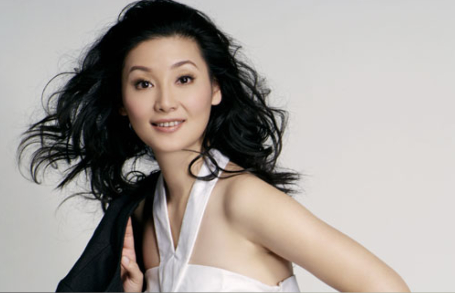 穿衣搭配 53岁的徐帆剪了短发后，不仅显得年轻气质也更好，连脸都小了不少