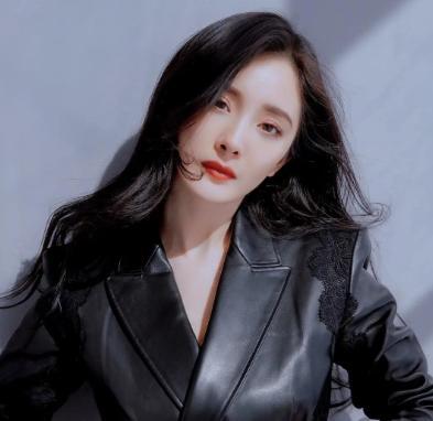 成龙|成龙17年前拍的电动车广告，有谁注意到女配？如今已经红得发紫