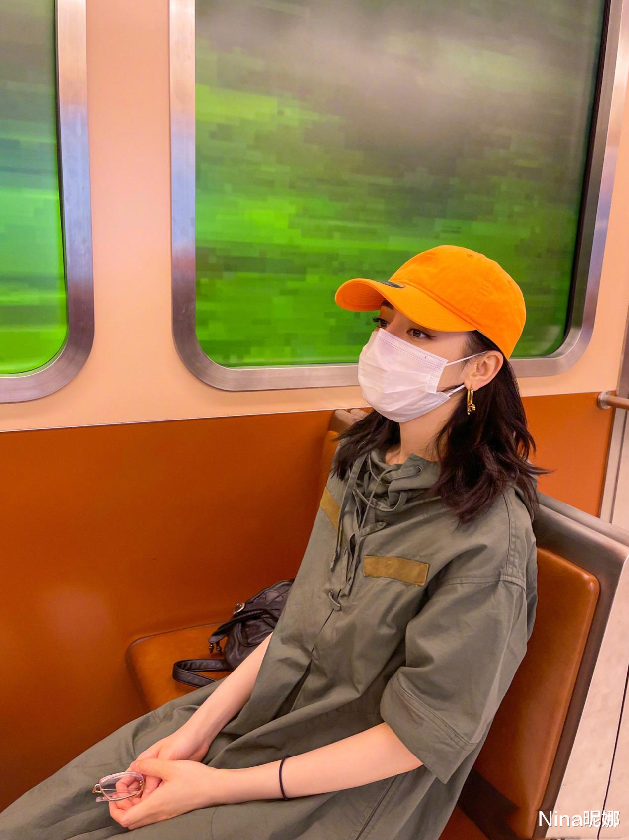 润唇膏 迪丽热巴下班久违自拍，穿大码T恤涂红唇搞怪，360度全方位无死角