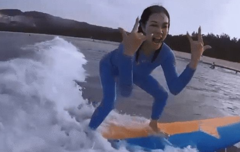 钟丽缇|钟丽缇一家四口玩冲浪！穿潜水服身材丰腴，与帅气异性合照太养眼