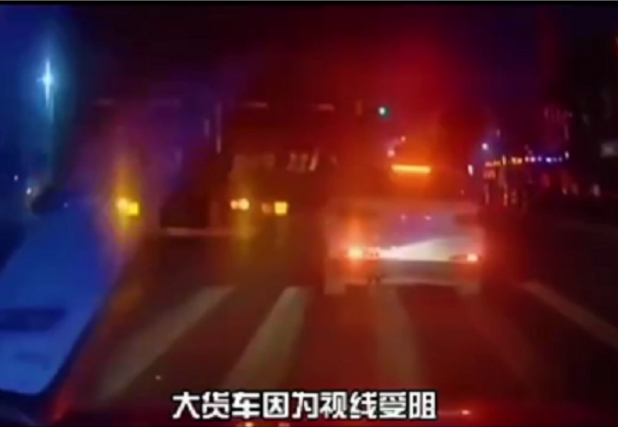 一场车祸捧红一家车企,奥迪扛起货车,路人看出一身冷汗