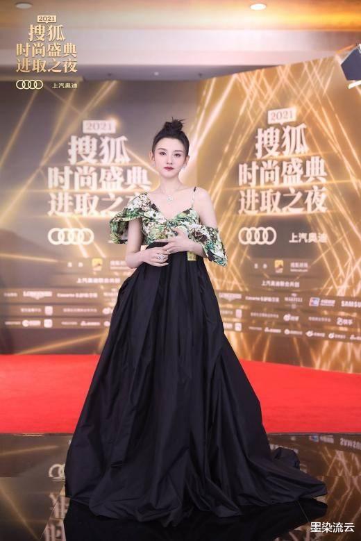 闫妮|闫妮大秀美腿、刘敏涛小露香肩、李若彤的腹肌惊艳全场，场面很惊艳