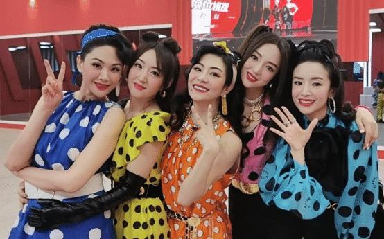 赵英俊|赵英俊未婚妻首次露面，温婉不输袁姗姗，双手表现出对赵英俊不舍