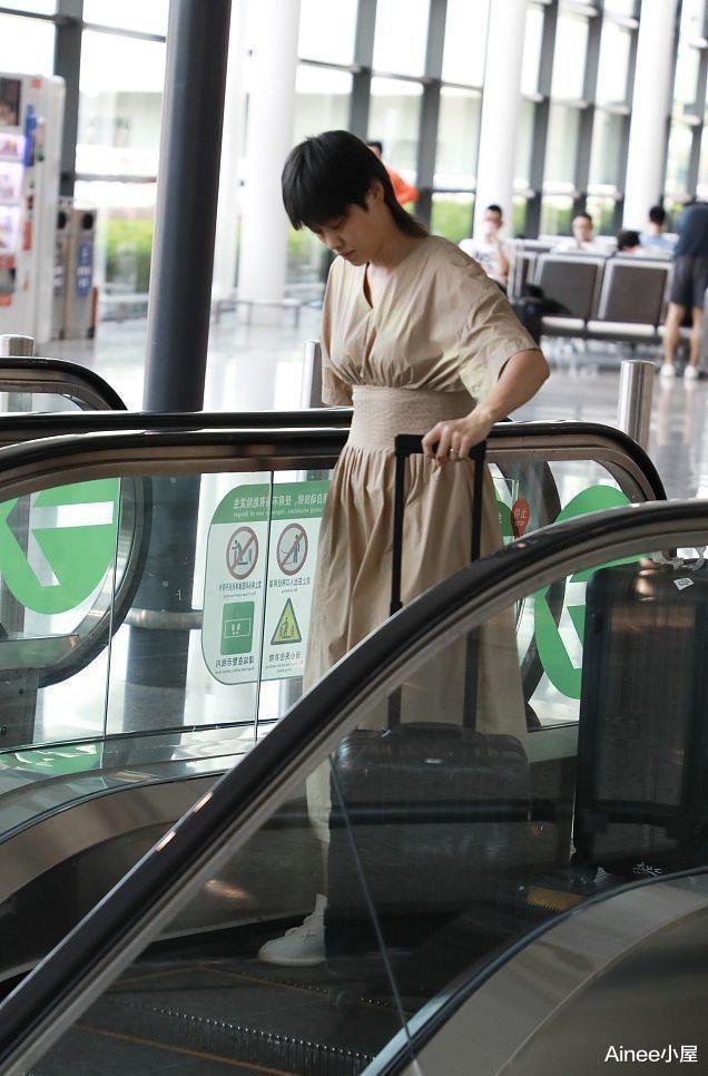 Ainee小屋|刘翔二婚老婆挺普通,穿简约连衣裙梳“鲶鱼头”,路人感十足