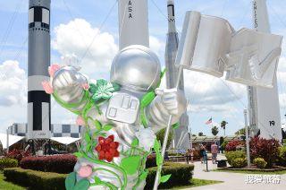 NASA MTV 在美国宇航局火箭花园展示藤蔓覆盖的 \月亮人\