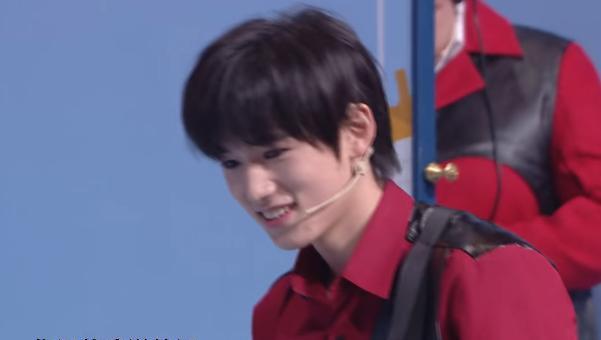 关晓彤|关晓彤面对着宋亚轩蹲下，却忘了穿的是短裙，男方的反应暴露素质