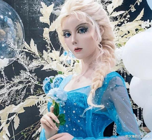 整容|“真人芭比”迪丽拉为男友换回常服，没了“芭比妆”眉眼奇怪，网友直言不适合