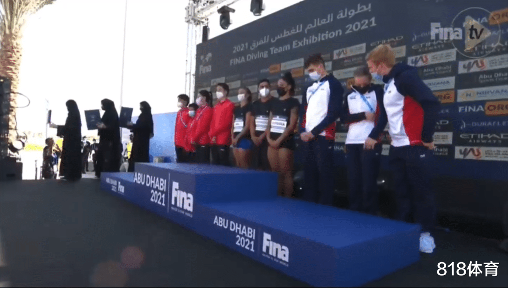 全红婵|笑不活了! 全红婵颁奖鼓掌突然发现右手抱着奖杯, 于是左手拍大腿鼓掌