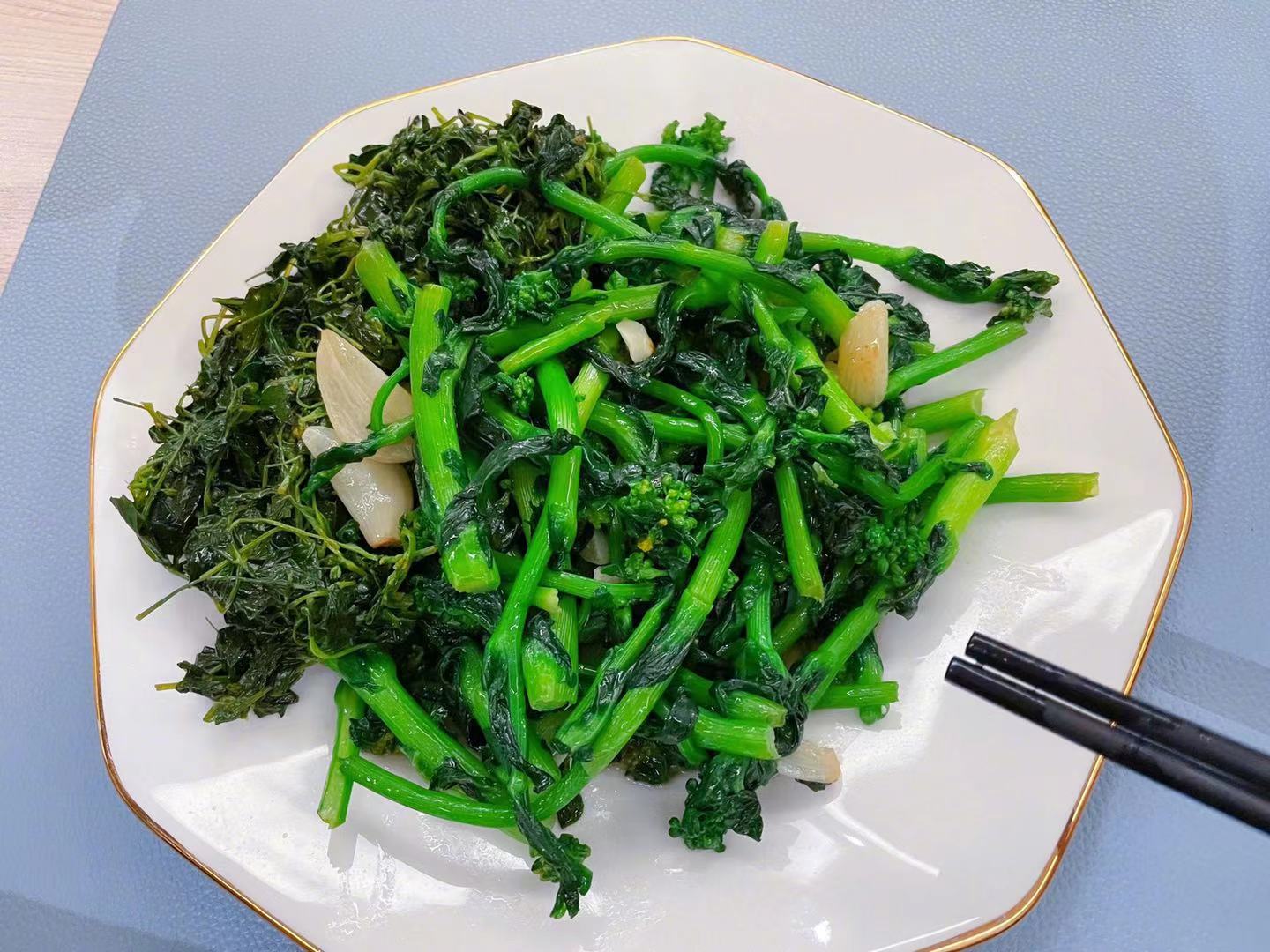 张馨予|张馨予在家种菜摘菜，又把菜做好端上饭桌，老公跟女儿太幸福了