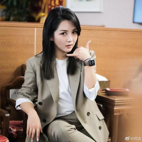 舜网 何洁晒三胎女儿正脸照 眼睛大如葡萄小脸肉嘟嘟