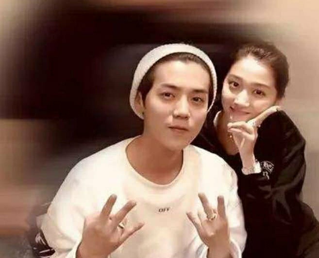 关晓彤|原来关晓彤那天的球是和鹿晗打的，二人架势超专业，最后关晓彤打得大汗淋漓