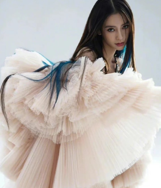 Angelababy|杨颖出镜《时尚芭莎》封面！蓝色挑染变妖娆，针织套装亦酷又美