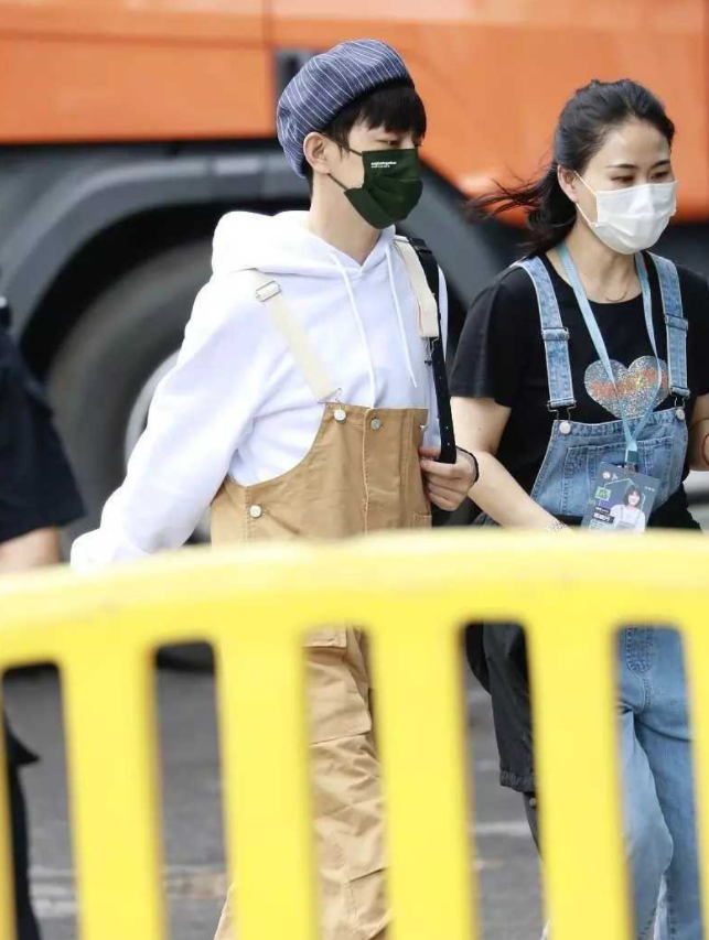 何炅|47岁何炅戴口罩的时候，太显年轻像20岁的小伙子