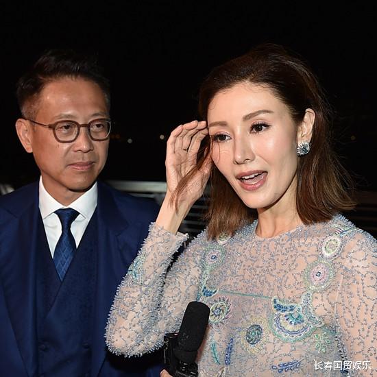 宋丹丹|51岁李嘉欣与富豪老公同框出席活动，全程挽手臂大秀恩爱