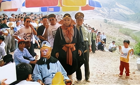 唐僧|无法重拍的瞬间：唐僧搂着观世音，如来穿着军大衣，八戒骑黑毛驴