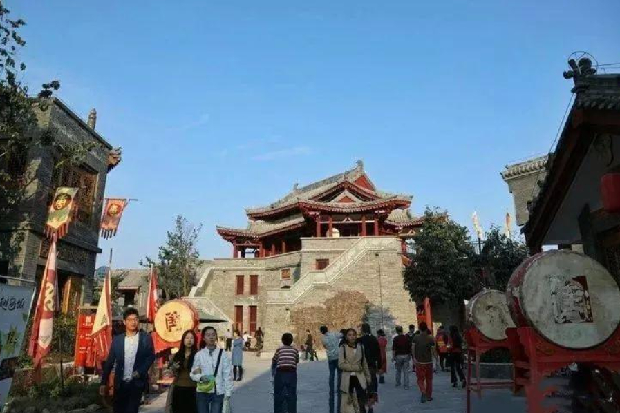 天门山 陕西一“人造景区”走红，耗资12.5亿吸引游客无数，成五一热门地