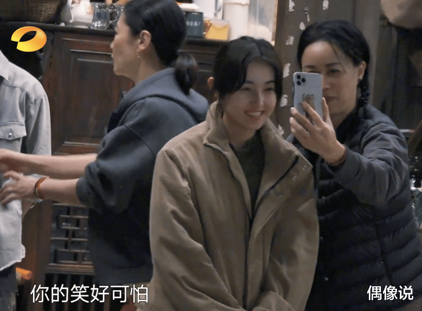 张子枫|那英13岁女儿和张子枫开视频，第一句话好直接，张子枫害羞捂脸