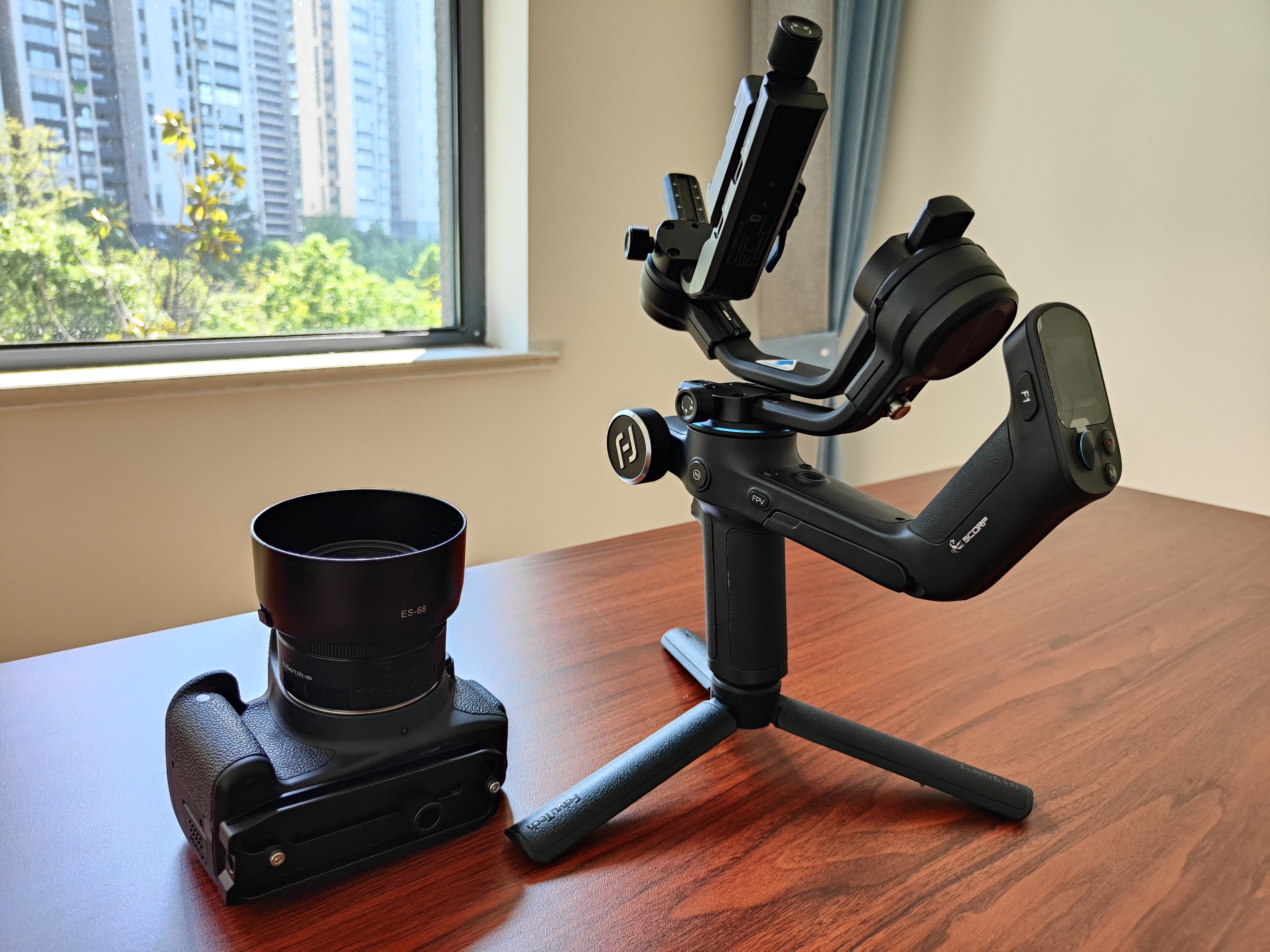  飞宇蝎子三轴相机手持稳定器体验：这是一款身怀绝技的稳定器