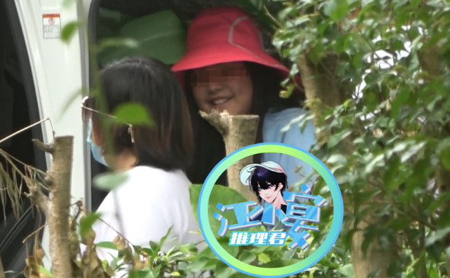 王岳伦|王岳伦父女俩三亚度假，12岁Angela仅比爸爸矮个头，学校已放寒假