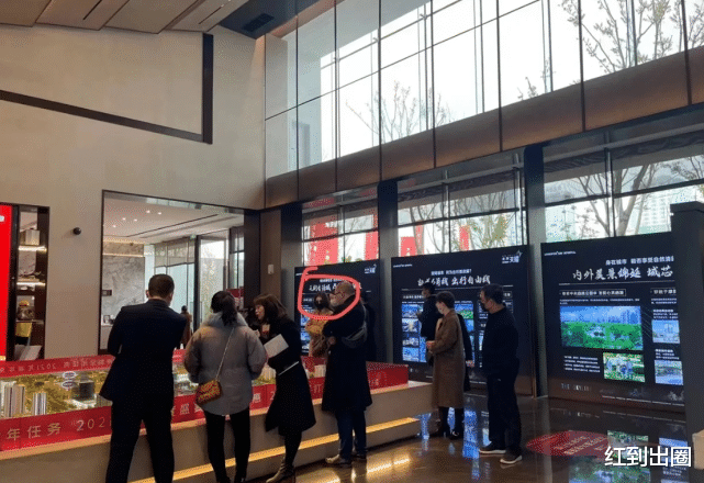 张碧晨|曝张碧晨在重庆1次购买3套房产,照片曝光看不清脸,包裹严实引猜测