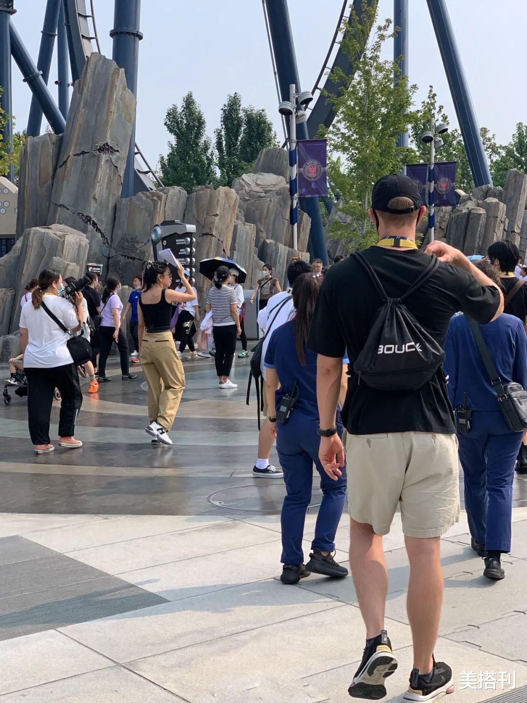 华晨宇|48岁李冰冰生图，背心配工装裤又酷又性感，网友：脸变得不自然了