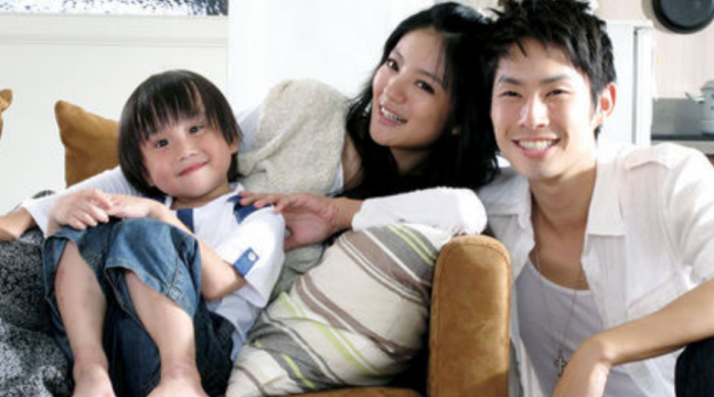 肖浩飞白|小小彬：5岁成名，被生父继母“吸血”1800万，皮肤溃烂无钱治