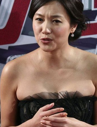 女孩|紧身礼服太折磨人！女星的肥肉现原形、被勒到进医院，为了美太拼