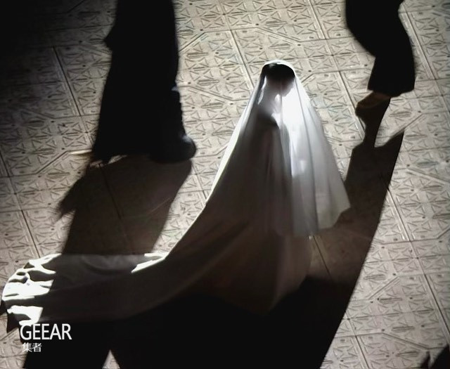 Geear集者|卡戴珊披婚纱现身前夫坎耶·维斯特试听会!