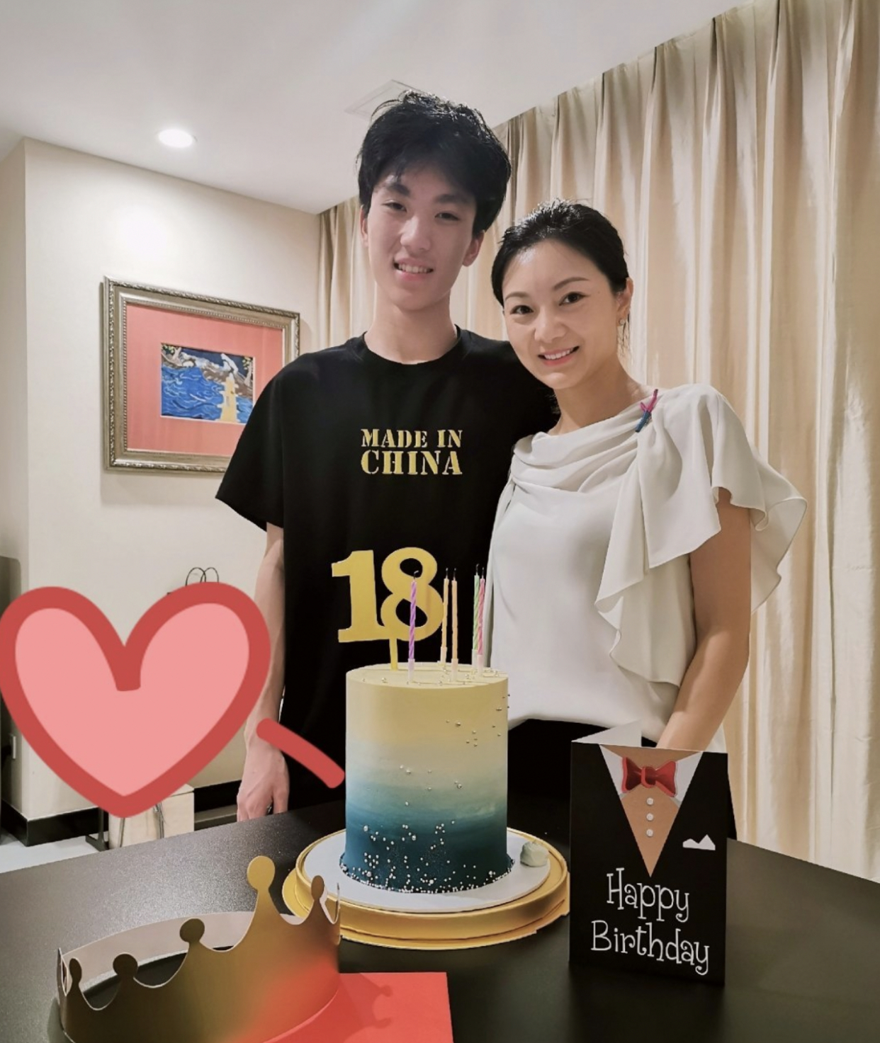 陈婷|张艺谋一家罕见同框,陈婷穿小白裙好显嫩,儿子和爸爸共用一张脸