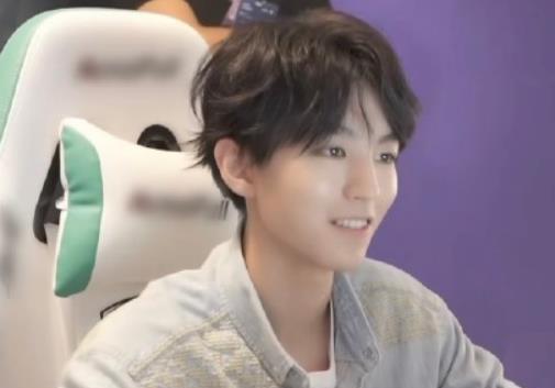 王俊凯|王俊凯和工作人员谈事,谁注意他手放的位置?粉丝:你才21岁呀