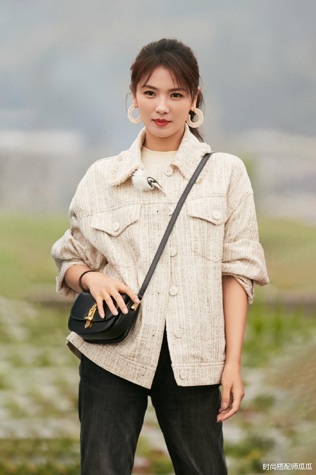 李佳琦|?刘涛真会穿，一身蓝色鱼尾裙+蓝皮衣很时髦，温柔动人还高级