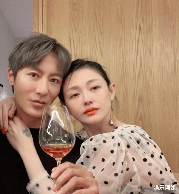 大S|大S离婚后首现身！放飞自我亲密揽实男闺蜜，眼神迷离醉意十足