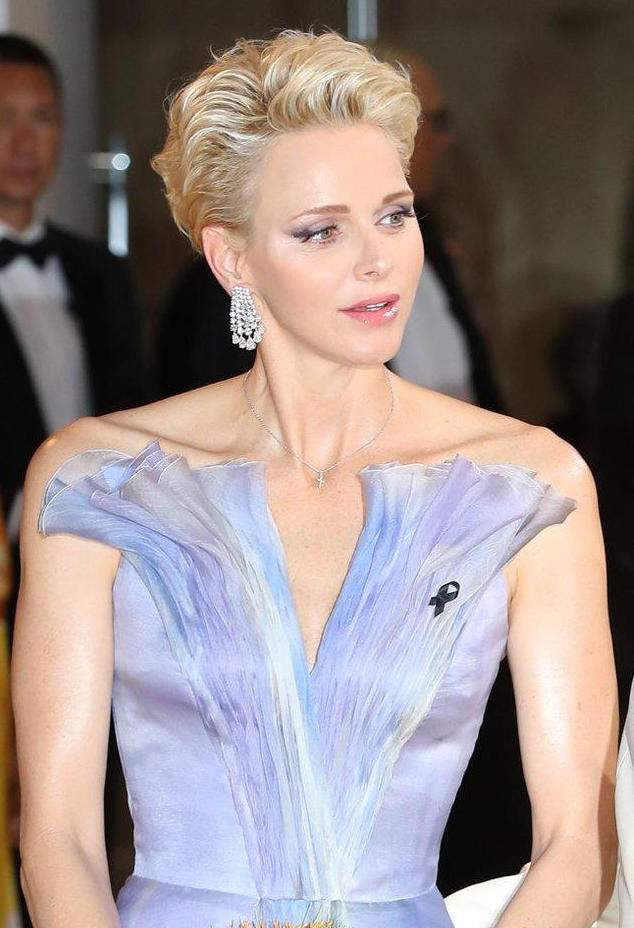 摩纳哥|夏琳健康状况成谜，缺席摩纳哥国庆日；龙凤胎亮相想妈妈一幕让人泪目