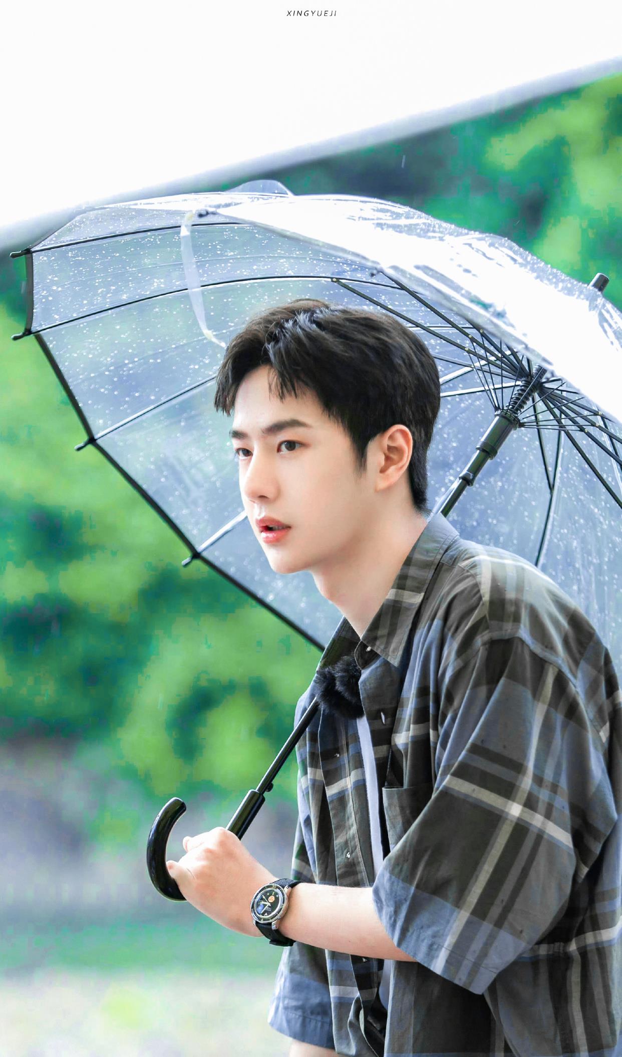 王一博|王一博：山野之间，少年撑伞而立，天青色等烟雨，氛围感十足！