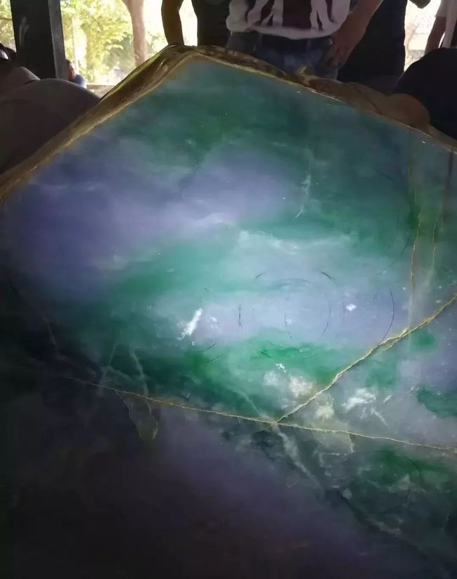 哈轩翡翠|价值1亿的翡翠标王居然是帝王裂？最后的起货效果出乎意料