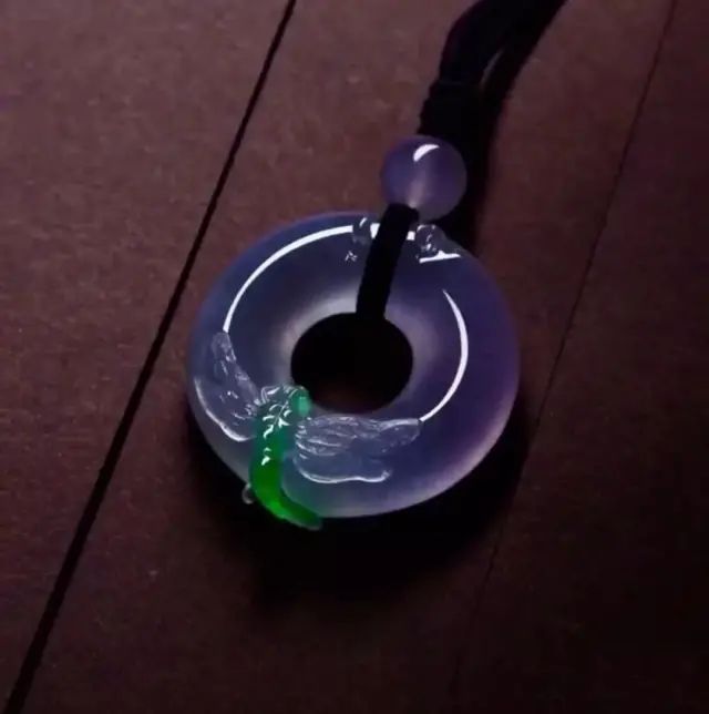 雕刻|春带彩翡翠手镯芯,雕刻出充满生命力的蜻蜓牌子,太美了!