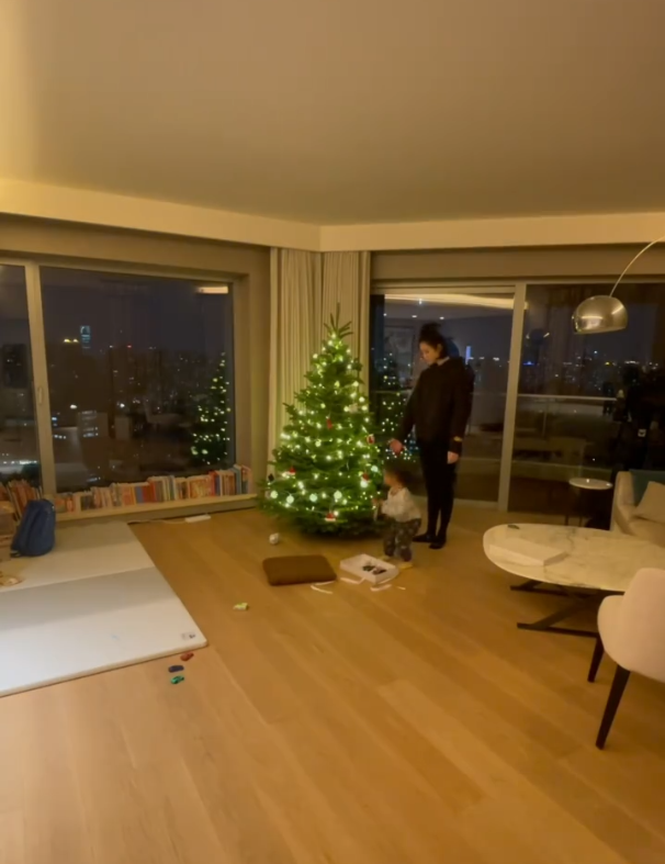 奚梦瑶|奚梦瑶晒夫妻合照，美颜过度和生图差太多，何猷君甜靠老婆肩头秀恩爱