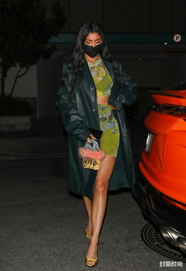 封面时尚 金小妹真是金大姐“二重身”,身材凹凸有型穿衣还有品,挺高级