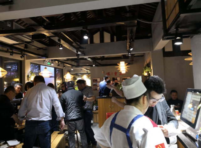 亨德利|这样开火锅店，肯定要倒闭