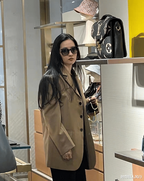 刘亦菲|刘亦菲罕见逛奢侈品店！穿男友风西装戴墨镜表情高冷，巨星架子大