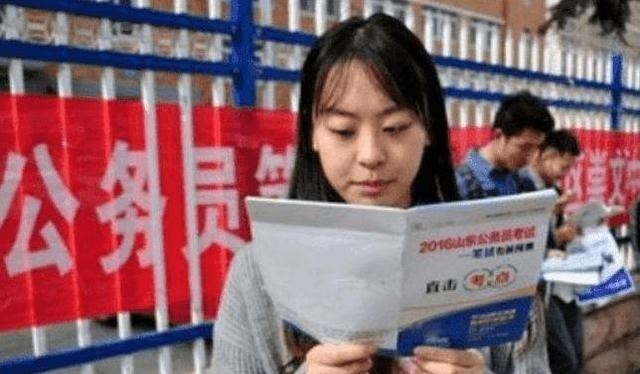 体制内男性成“稀有物种”，女多男少背后，原因很现实