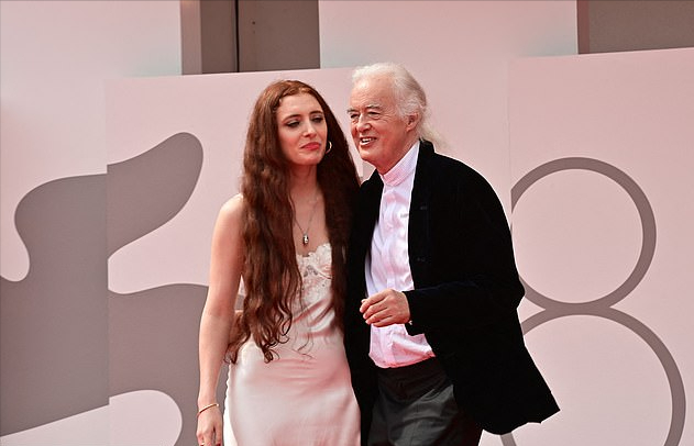 威尼斯|77岁爷爷和32岁女友亮相威尼斯！女友裸色睡衣风太好看，女神气质