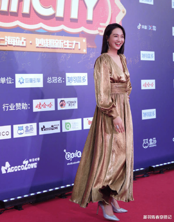 墨羽青春穿搭记|朱丹重拾舞台光芒，一袭香槟金长裙亮相，当了妈妈更加温柔大气