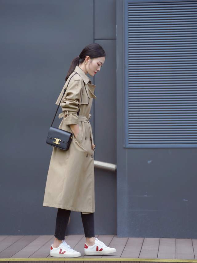 何有强 秋季，奔四奔四的女人怎么穿风衣？搭配衬衫和牛仔裤，减龄又洋气