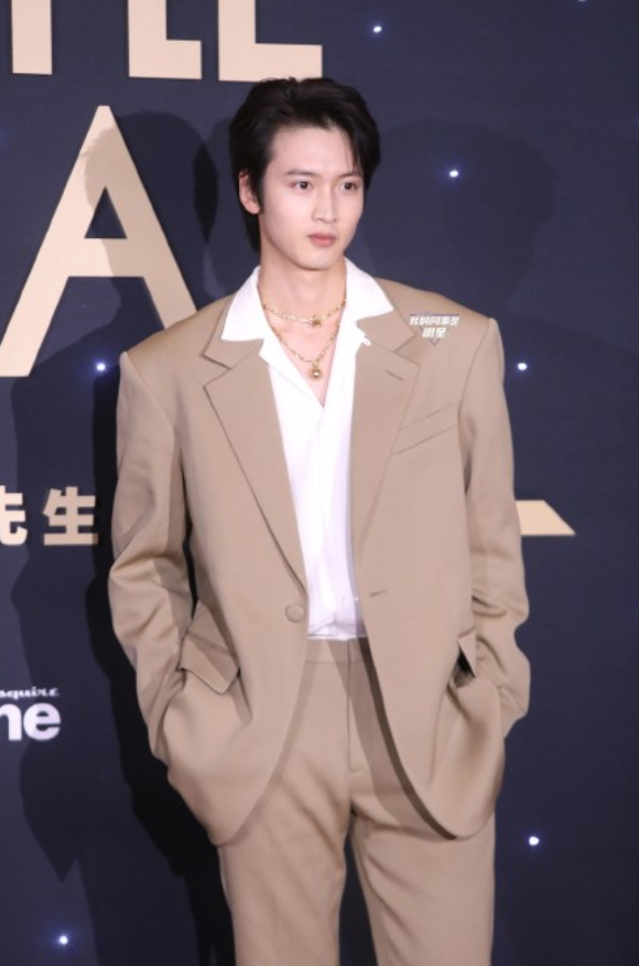 邓伦|时尚先生红毯：龚俊造型像火龙果，邓伦最帅！虚拟主持人风头最强