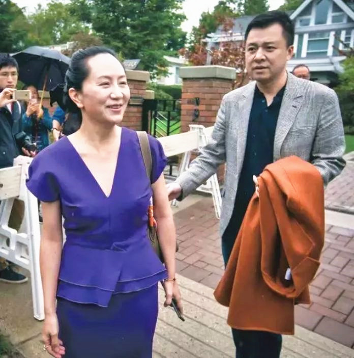 全球时尚号|孟晚舟霸气亮相，穿中蓝色裙装有职业范，步伐从容气质优雅