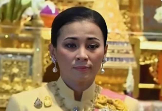 诗妮娜|泰王“帝后情深”宣读贺词，诗妮娜无缘亮相，西拉米尚未正式回归